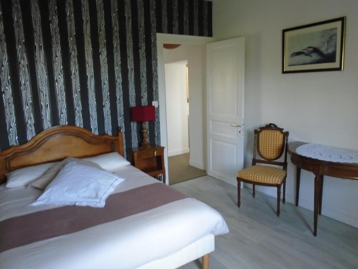 Maison Des Isles Saint-Hilaire-du-Harcouët Buitenkant foto